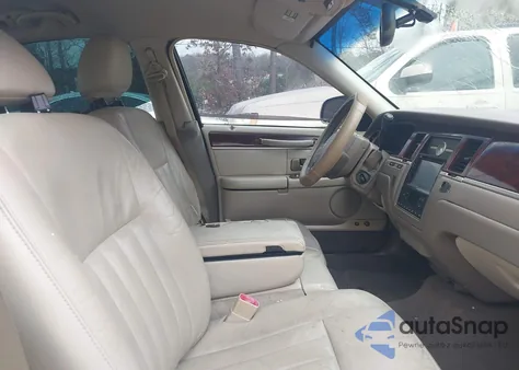 2005 Lincoln Town Car Signature z USA, uszkodzony, nr VIN 1LNHM81W75Y606604